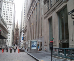 Hurricane Irene Path Through NY: Residents Venture Outside (PHOTOS)