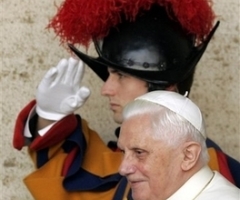 Man on Ledge Burns Bible in Front of Pope, Thousands of Onlookers at Vatican (VIDEO)