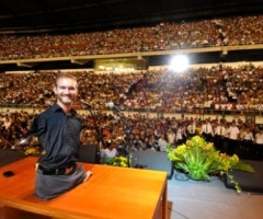 Limbless Evangelist Nick Vujicic Honeymoons With New Wife in Hawaii