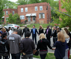 Joel Osteen Encourages Underserved Children, Homeless Single Mothers (PHOTOS)