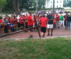 Junior Garcia Arrives in Washington DC Carrying Cross, Leads Prayer Rally Near White House