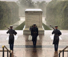 Photo of Honor Guards at Tomb of the Unknown Soldier Amid Storm Leaves Viewers in Awe