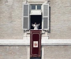 'Refocus on God,' Pope Urges in One of His Last Public Appearances