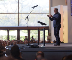 Greg Laurie Fills In for Rick Warren at Saddleback Church; Says America Needs to Turn Back to God