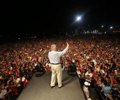 45,000 Venezuelan Youths Attend Luis Palau Fest; Thousands Commit to Sexual Purity